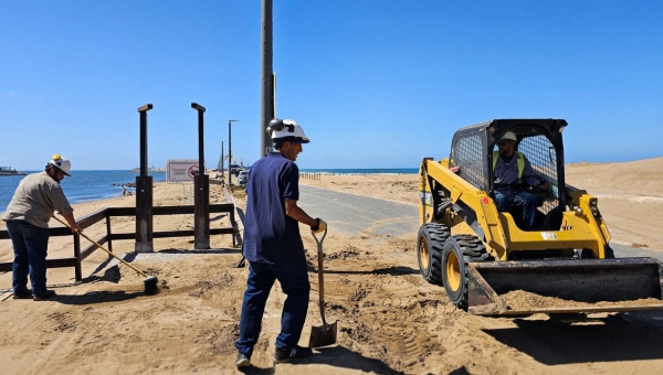 Trabajos de renovación y mejora en el mirador de la escollera Norte de Puerto Quequén